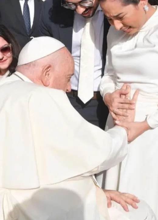 O Papa abençoa Helô durante a gestação, ao lado do marido